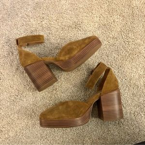 Seychelle’s Gleaming Heel